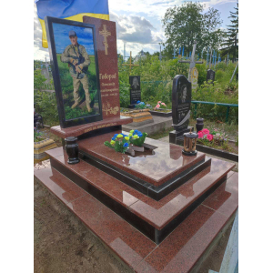 Памятник военному с красного гранита